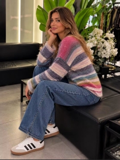 Multikolorowy sweter w paski w odcieniach fioletu z rozkloszowanymi rękawami